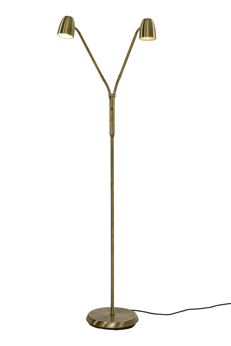 Sandnes 2 Antiikki messinki lattiavalaisin valmistajalta Aneta Lighting - TV&aring; joustavat varret tekev&auml;t siit&auml; t&auml;ydellisen lukuvaloksi ja siin&auml; on kaksi erillist&auml; virtakytkint&auml; sis&auml;&auml;nrakennetulla himmentimell&auml;, mik&auml; mahdollistaa kirkkauden s&auml;&auml;t&auml;misen tarpeen mukaan.