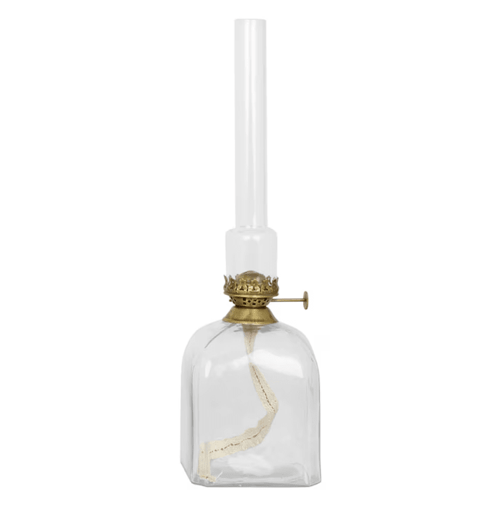 Kerosene lamp elisabeth square Läpinäkyvä valmistajalta Strömshaga - Neliömäinen kerosiinilamppu kirkasta lasia, poltin antiikkimessingistä ja poltinputki kirkasta lasia.