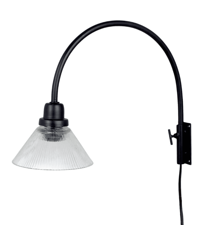 Gunilla Pieni Ø16 Musta seinävalaisin valmistajalta Strömshaga - Sein&auml;valaisin kirkkaalla lasivarjostimella ja mustalla metallijalalla.