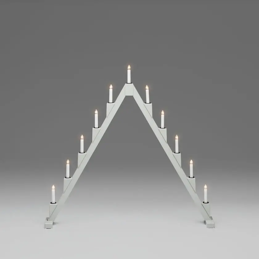 Candelabra 11 Lights Harmaa valmistajalta Konstsmide - Taitettava s&auml;hk&ouml;inen kynttil&auml;njalka, jossa on 11 kynttil&auml;&auml;, valmistettu harmaaksi maalatusta puusta ja koristeltu mustilla renkailla jokaisen kynttil&auml;n ymp&auml;rill&auml; elegantin vaikutuksen aikaansaamiseksi.