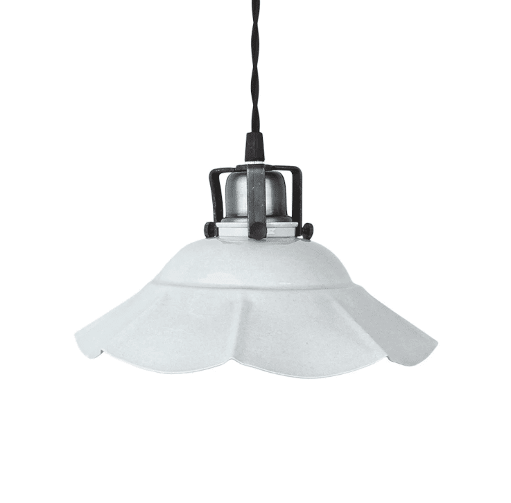 Frida Ø25 Valkoinen ikkunavalaisin valmistajalta Strömshaga - &nbsp;Näyttö on marmoroitu, joka on maalattu käsin, mikä tarkoittaa, että epätasaisuuksia ja eroja voi esiintyä.