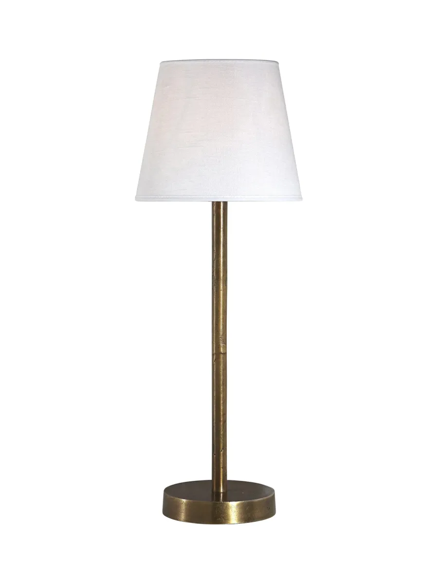 Columbus 24cm Maalaismainen messinki pöytävalaisin valmistajalta PR Home - Paketti, jossa kokosimme yksinkertaisen ja tyylikk&auml;&auml;n Columbus-valaisimen pohjan uurretusta messingist&auml; ja Mia-pellavavarjostimen luonnonvalkoisena.