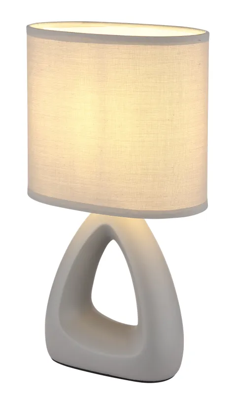 Triangle 30cm Harmaa pöytävalaisin valmistajalta Globo Lighting - Den triangelformade basen med ett stilrent utskuret h&aring;l ger ett modernt intryck, medan den ovala textilsk&auml;rmen i gr&aring; f&auml;rg sprider ett behagligt och j&auml;mnt ljus.