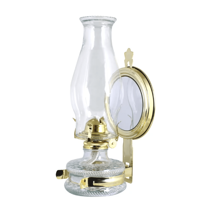 Kerosene wall lamp with mirror Läpinäkyvä valmistajalta Strömshaga - Seistä messingistä pyöreällä pienellä peilillä, joka heijastaa kauniisti valoa.