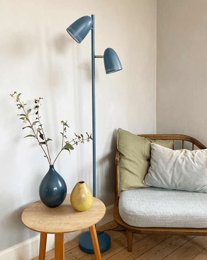 Dynamo 2 Sininen lattiavalaisin valmistajalta Superliving - Mattametallista valmistettu Dynamo-lattiavalaisin on hillityn sininen ja siin&auml; on kaksi s&auml;&auml;dett&auml;v&auml;&auml; varjostinta, jotka tekev&auml;t siit&auml; sek&auml; toiminnallisen ett&auml; tyylikk&auml;&auml;n.