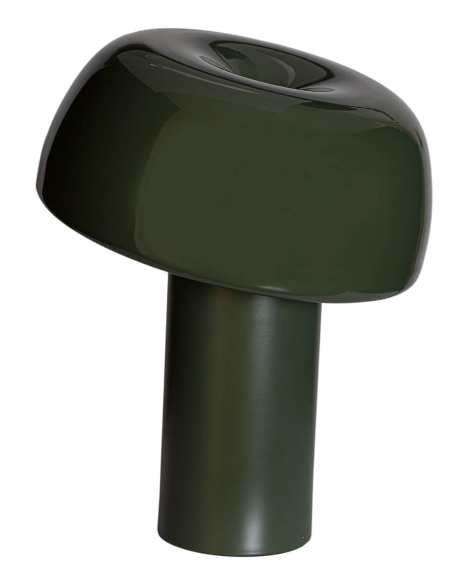 Lean on Me 40cm Tummanvihreä pöytävalaisin valmistajalta By Rydéns - Lean on Me on t&auml;ydellinen yhdistelm&auml; muotoa ja toiminnallisuutta ja ihanteellinen valaistusratkaisu mihin tahansa moderniin kotiin.