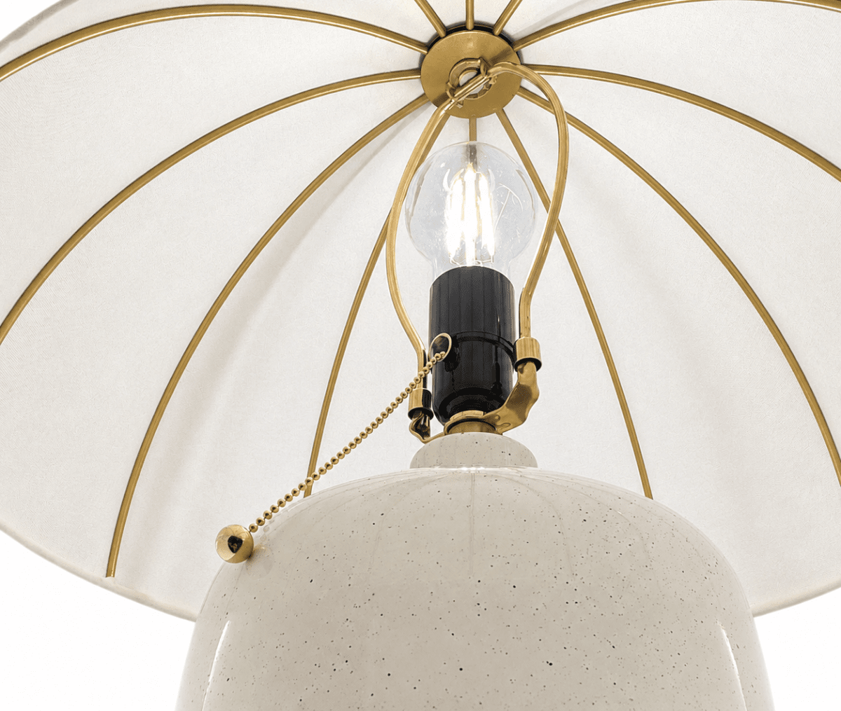 Crosby 70cm Kermanvalkoinen pöytävalaisin valmistajalta Elstead Lighting - Muotoilu on saanut inspiraationsa klassisista aurinkovarjoista, ja sit&auml; t&auml;ydent&auml;&auml; ohuesta ja kevyest&auml; kankaasta valmistettu holvivarjostin.