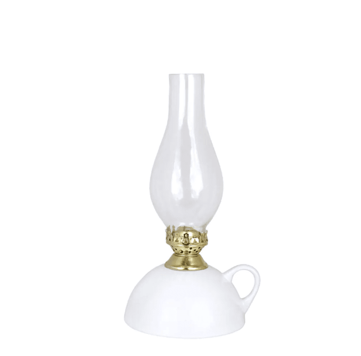 Ceramic kerosene lamp with handle Valkoinen valmistajalta Strömshaga - Petrolivalaisin valkoista keramiikkaa, kahva, messinkipoltin ja polttimet kirkasta lasia.