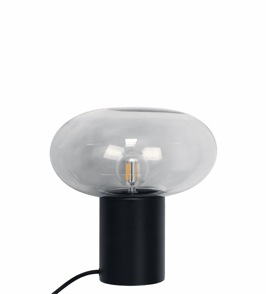 Alba 32cm Musta/Savunharmaa pöytävalaisin valmistajalta Nordic Lighting - Musta metallinen jalusta antaa vakaan ja elegantin ilmeen, kun taas savulasivarjostin luo pehme&auml;n ja tunnelmallisen valon.