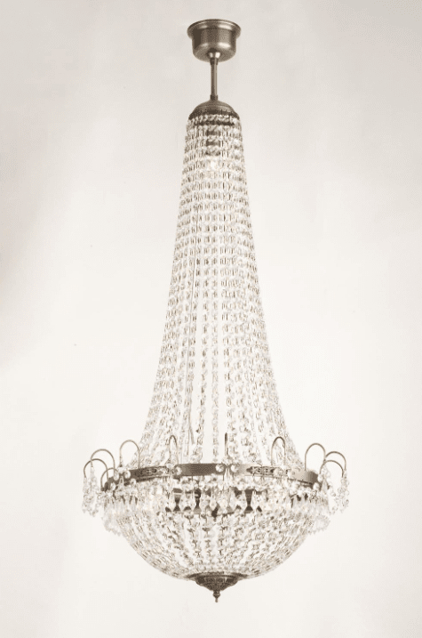 Lang Ø50 Antiikki messinki kristalli valmistajalta Norrsken Design - Antiikista messingistä valmistettu Lang-kattovalaisin on komea mestariteos, joka huokuu eleganssia ja ylellisyyttä.