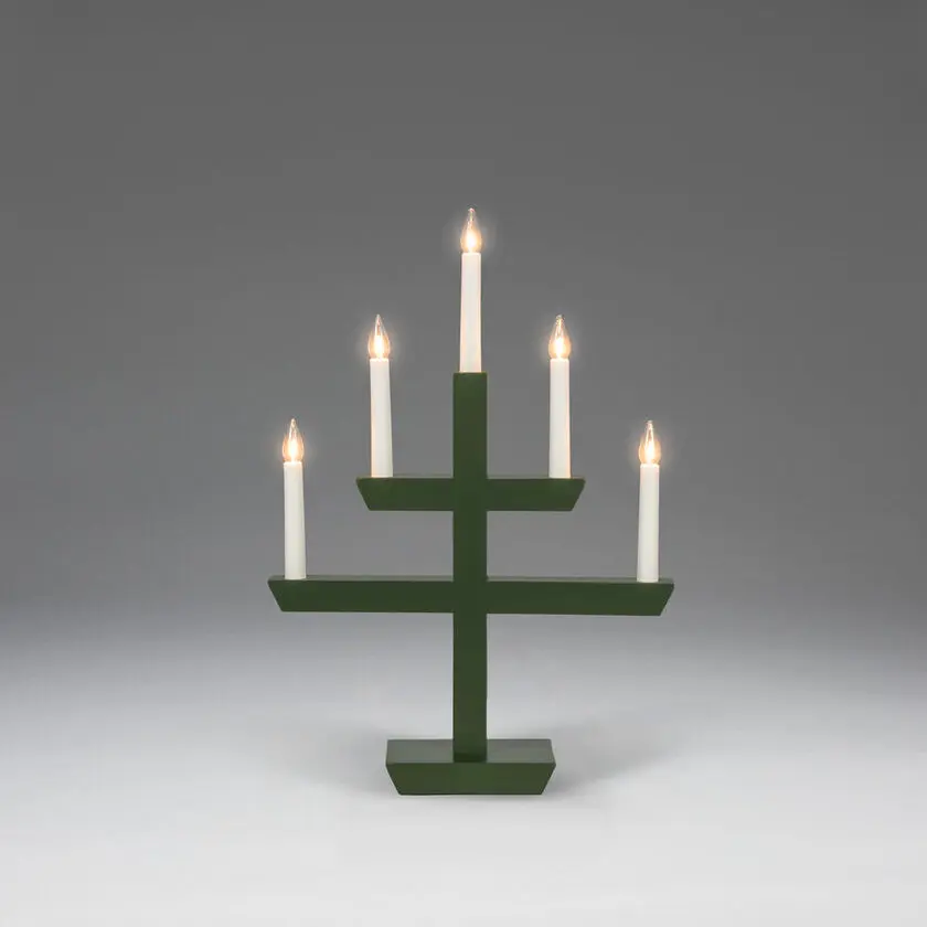 Wooden Candelabra 5 Lights Tummanvihreä valmistajalta Konstsmide - tyylikk&auml;&auml;ll&auml; muotoilulla ja viidell&auml; kauniisti loistavalla valolla.