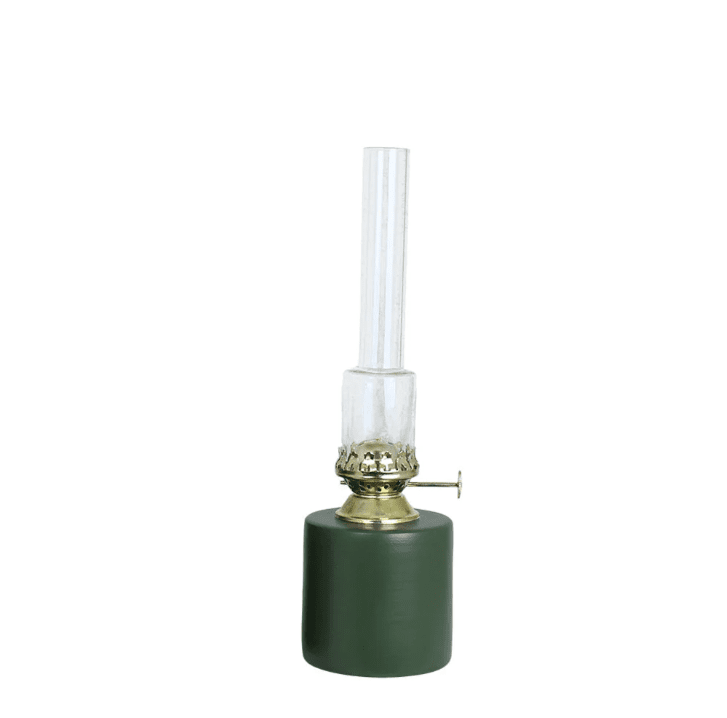 Kerosene Lamp Straight small Vihreä valmistajalta Strömshaga - Kaunis petrolilamppu vihre&auml;ksi lakattua muovia kirkkaalla lasipolttoputkella ja messinkipolttimella.