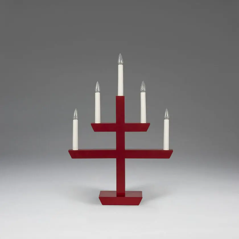Wooden Candelabra 5 Lights PUNAINEN valmistajalta Konstsmide - tyylikk&auml;&auml;ll&auml; muotoilulla ja viidell&auml; kauniisti loistavalla valolla.