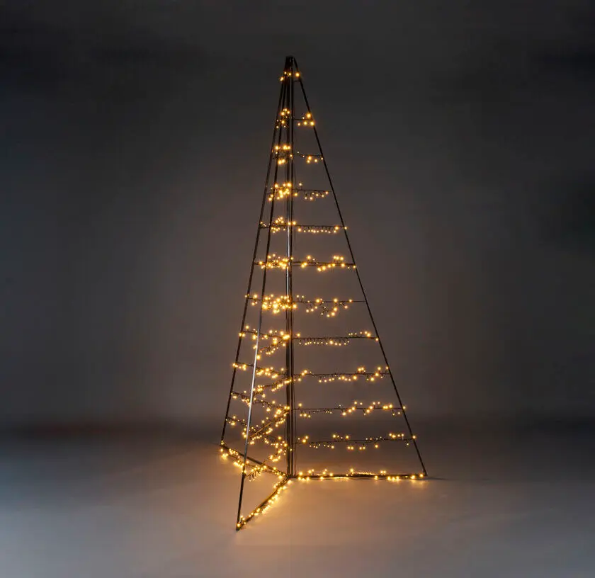 Metallikoriste Pyramidi 240cm Musta valmistajalta Konstsmide - 651 l&auml;mpim&auml;n meripihkan v&auml;risell&auml; LED-valolla se levitt&auml;&auml; eleganttia hehkua ja luo maagisen tunnelman.