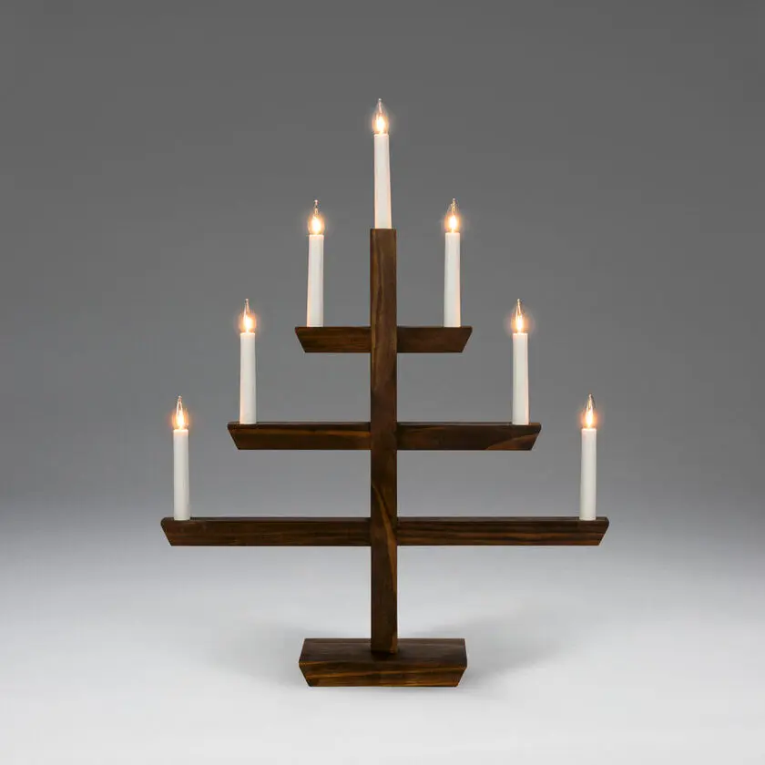 Wooden Candelabra 7 Lights Ruskea tahra valmistajalta Konstsmide - Moderni kynttil&auml;njalka ruskeaksi petsattua puuta&auml; tyylik&auml;s muotoilu ja seitsem&auml;n kauniisti paistavaa valoa.