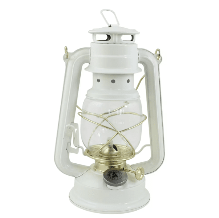 Storm Lantern small Valkoinen valmistajalta Strömshaga - Klassinen kerosiinilamppu, josta tulee mukava sisustusyksityiskohta ja joka antaa kauniin hehkun sek&auml; ulko- ett&auml; sis&auml;puolelle.
