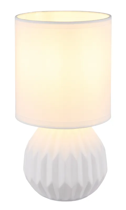 Sylas 23cm Valkoinen pöytävalaisin valmistajalta Globo Lighting - Den rundade keramiska basen i elegant vitt och den matchande cylindriska textilsk&auml;rmen skapar en harmonisk och modern estetik.