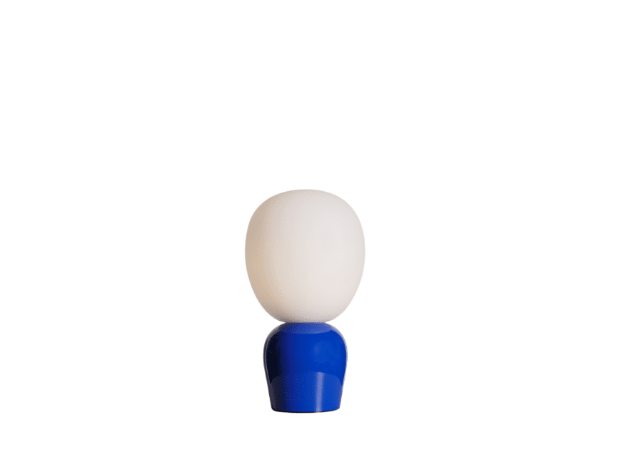 Buddy 34cm Sininen pöytävalaisin valmistajalta Belid - Tasaisen valonsa ja hienostuneen muotoilunsa ansiosta Buddysta tulee luonnollinen osa kotia, kumppani, joka levitt&auml;&auml; valoa ja luonnetta tuleville sukupolville.