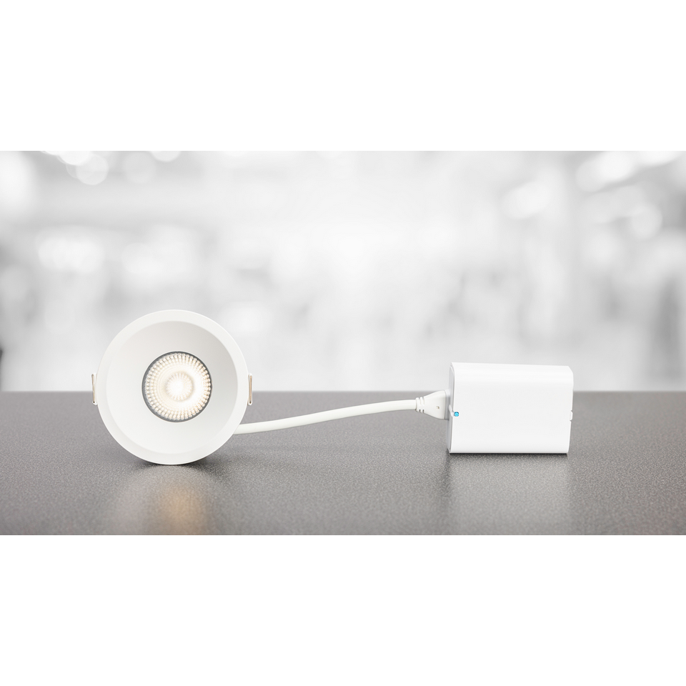 Downlight DWN-02 6P Valkoinen valmistajalta Plejd - DWN-02:ssa on s&auml;&auml;dett&auml;v&auml; v&auml;ril&auml;mp&ouml;tila, ja se voidaan asettaa kiinte&auml;&auml;n l&auml;mp&ouml;tilaan tai himment&auml;&auml; l&auml;mpim&auml;ksi.