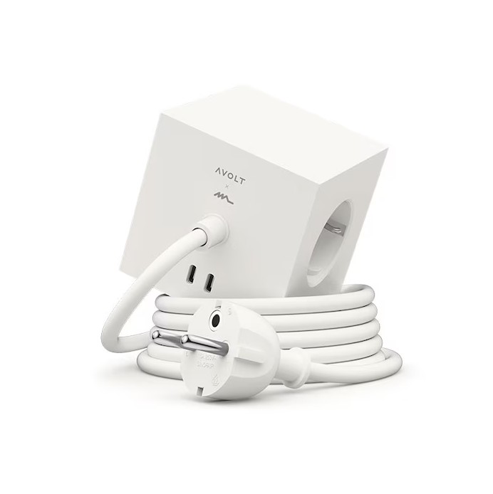 Square 1 with 30W Dual USBC & Magnetic base, 3m, Martinelli Luce edition Valkoinen valmistajalta Avolt - Avoltin tyylikk&auml;&auml;sti muotoiltu jatkojohto, jossa on pitk&auml; PVC-johto, kierr&auml;tysmuovista valmistettu kuutio ja pohjassa magneettilevy sein&auml;lle ripustamista varten.