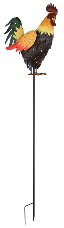 Rooster Monivärinen aurinkokennolamppu valmistajalta Globo Lighting - Den fungerar b&aring;de som en dekorativ detalj och en st&auml;mningsfull ljusk&auml;lla som ger din utomhusmilj&ouml; en hemtrevlig och lantlig karakt&auml;r.