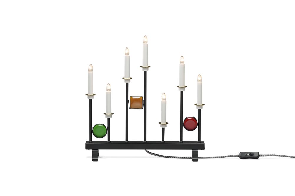 Candelabra 7 Lights Musta valmistajalta Konstsmide - Seitsem&auml;n kynttil&auml;&auml; kehyst&auml;v&auml;t koristeelliset v&auml;rilliset lasiyksityiskohdat vihre&auml;n, punaisen ja meripihkan s&auml;vyin&auml;, mik&auml; luo elegantin ja juhlavan tunnelman.