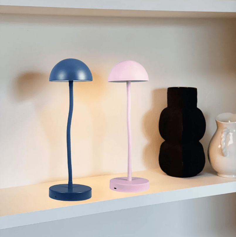 Fonzy 38cm Vaaleanpunainen Siirrettävä valmistajalta Dyberg Larsen - Fonzy bordslampa &auml;r b&aring;de rolig och praktisk, och dess flexibilitet g&ouml;r den till ett perfekt val f&ouml;r den som vill ha en lampa som &auml;r b&aring;de funktionell och stilren.