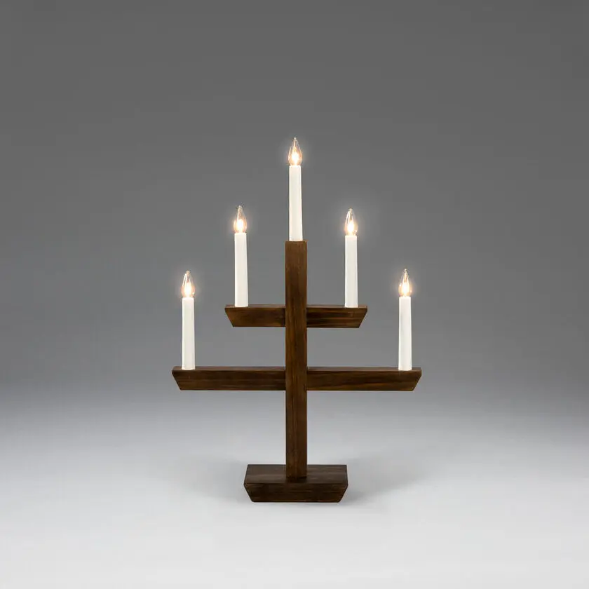 Wooden Candelabra 5 Lights Ruskea tahra valmistajalta Konstsmide - Moderni kynttil&auml;njalka ruskeaksi petsattua puuta&auml; tyylikk&auml;&auml;ll&auml; muotoilulla ja viidell&auml; kauniisti loistavalla valolla.