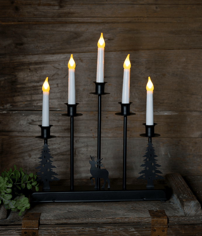 Hjort Musta valmistajalta Pixie Design - Peuroja ja kuusia sis&auml;lt&auml;v&auml; muotoilu antaa maalaismaisen ja luonnollisen tunnelman, joka on t&auml;ydellinen kodikkaan tunnelman luomiseen talvikuukausina.