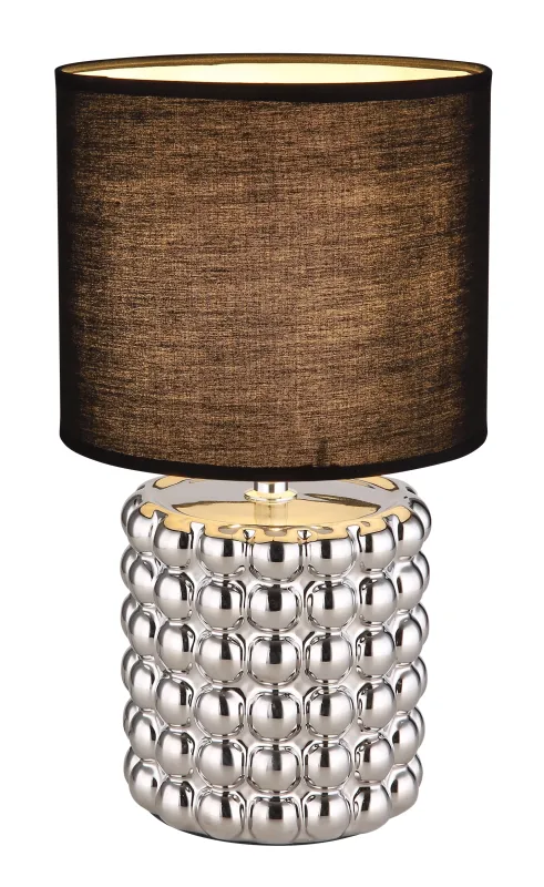 Valentino 33cm Kromi pöytävalaisin valmistajalta Globo Lighting - P&aring; en cylinderformad fot i krompl&auml;terad keramik vilar en stilren, svart textilsk&auml;rm.