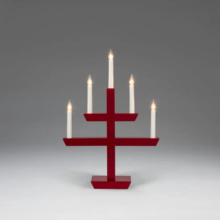 Wooden Candelabra 5 Lights PUNAINEN valmistajalta Konstsmide - tyylikk&auml;&auml;ll&auml; muotoilulla ja viidell&auml; kauniisti loistavalla valolla.