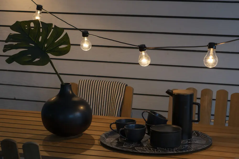 Valosarja, meripihkanvärinen LED, 10m Musta valmistajalta Konstsmide - Koristeellinen valosarja 20 meripihkanv&auml;risell&auml; LED-valolla, jotka luovat l&auml;mpim&auml;n ja kutsuvan tunnelman.