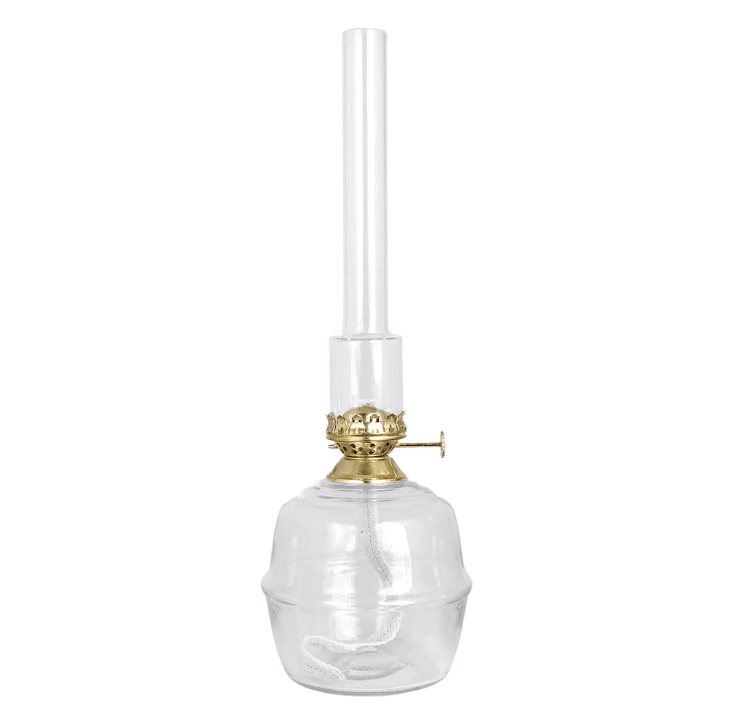 Kerosene Lamp Majken Big Läpinäkyvä valmistajalta Strömshaga - Suuri kerosiinilamppu kirkasta lasia, polttimet kirkkaassa lasissa ja polttimet messinki&auml;.