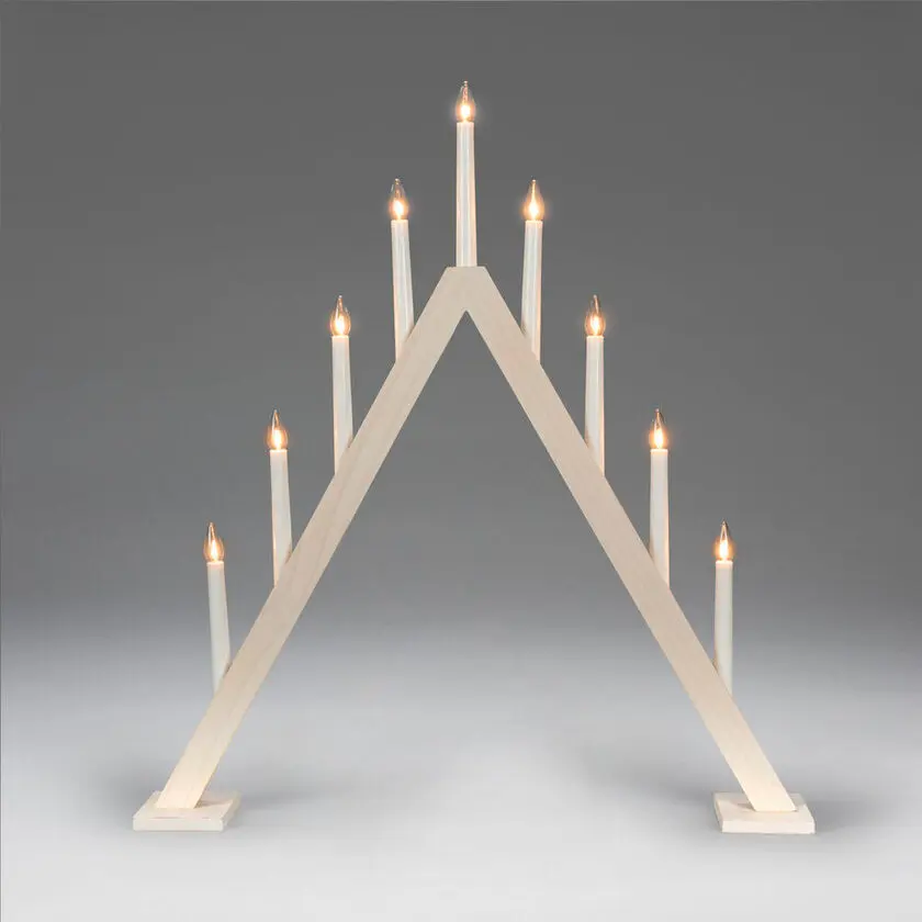 Wooden Candelabra 9 Lights Valkoinen valmistajalta Konstsmide - Tyylik&auml;s kynttil&auml;njalka valkoiseksi petsattua puuta&auml; 9 valonl&auml;hteell&auml; klassisessa kolmion muodossa.