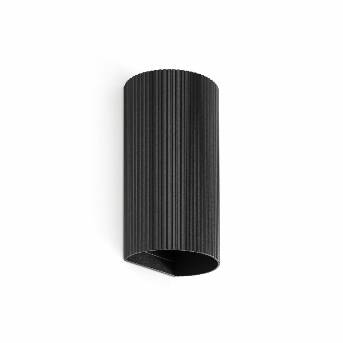 Sole 15cm Musta uritettu seinävalaisin valmistajalta Faro Barcelona - Sole on py&ouml;re&auml; sein&auml;valaisin, jossa on musta uurrettu muotoilu, joka yhdist&auml;&auml; toiminnallisuuden ja estetiikan.