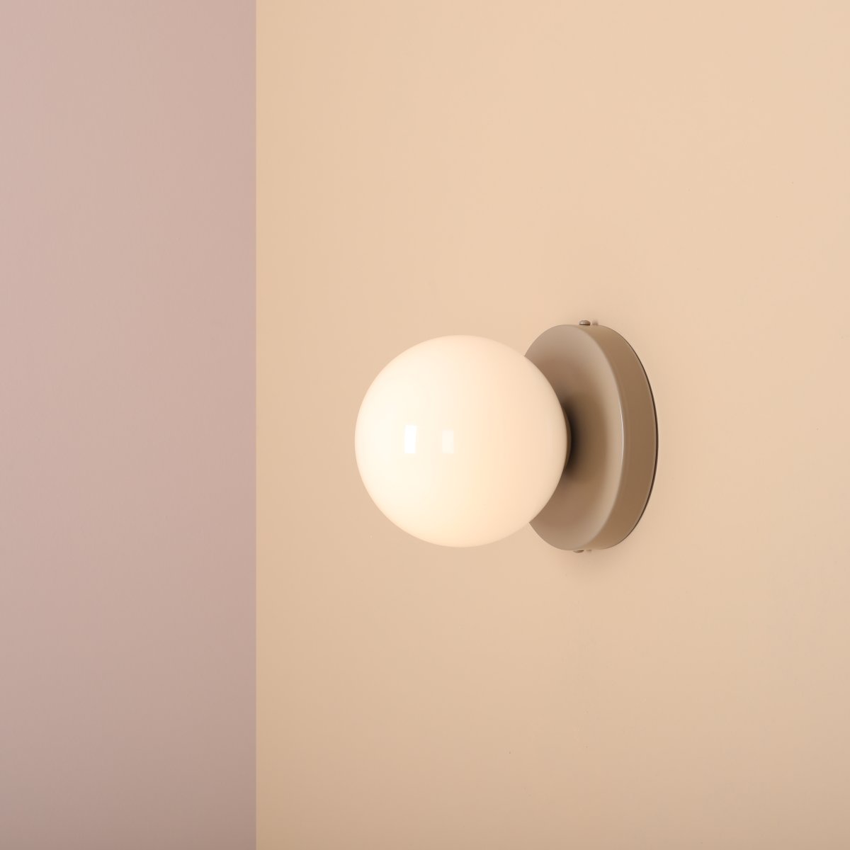 Ball Ø15 Beige seinävalaisin valmistajalta Artera - Yksinkertaisen ja tyylikkään maapallon muotonsa ansiosta se tarjoaa pehmeän, tunnelmallisen valon, joka luo lämpimän ja kutsuvan tunnelman mihin tahansa huoneeseen.