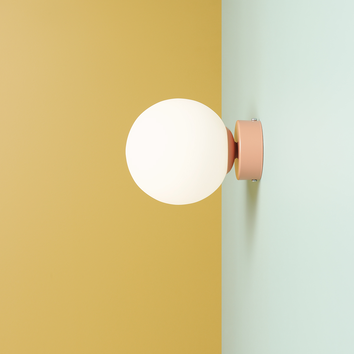 Ball Ø15 Koralli seinävalaisin valmistajalta Artera - Minimalistinen muotoilu tarkoittaa, että valaisin sulautuu sulavasti sekä moderniin että klassiseen sisustukseen ja tarjoaa samalla tehokkaan valon, joka parantaa huoneen tunnelmaa.