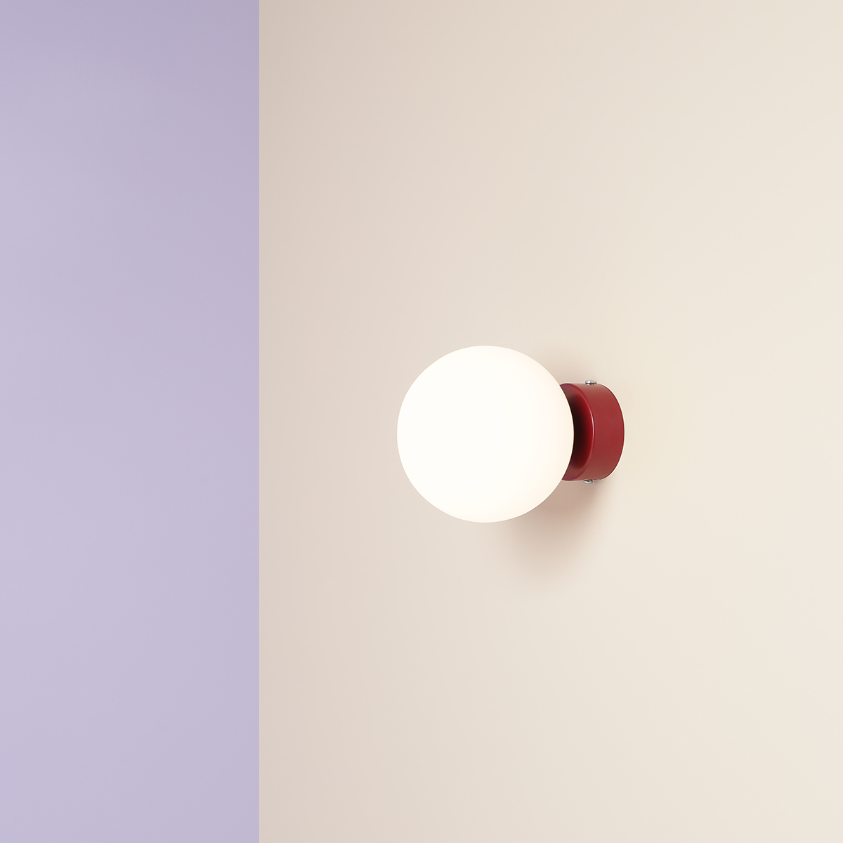 Ball Ø15 Burgundia seinävalaisin valmistajalta Artera - Minimalistinen muotoilu tarkoittaa, että valaisin sulautuu sulavasti sekä moderniin että klassiseen sisustukseen ja tarjoaa samalla tehokkaan valon, joka parantaa huoneen tunnelmaa.