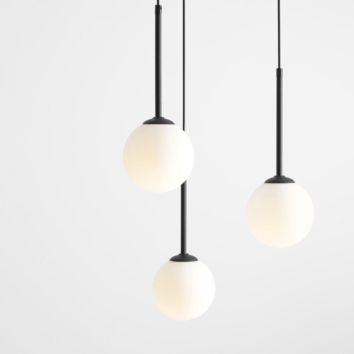 Bosso Ø44 Musta kattovalaisin valmistajalta Artera - Minimalistisen muodon ja hienostuneen valaistuksen yhdistelmä tekee tästä lampusta erinomaisen valinnan moderniin sisustukseen, joka kaipaa eleganssia ja toimivuutta.
