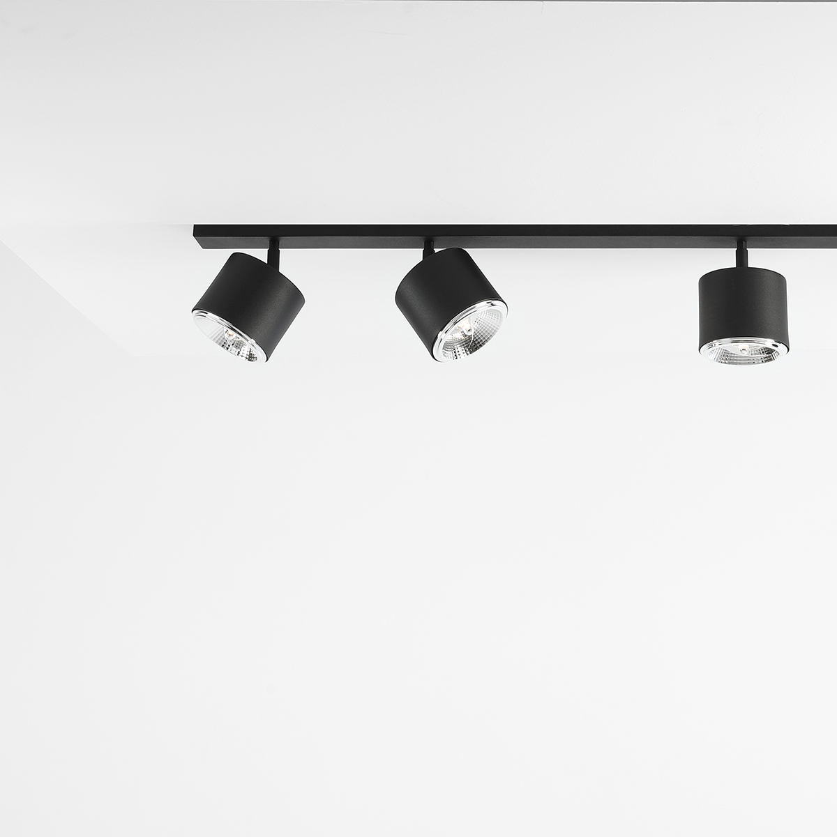 Bot 6 Musta kohdevalaisin valmistajalta Artera - Tämä moderni kattovalaisin kuudella tyylikkäällä kohdevalaisimella tarjoaa täydellisen yhdistelmän toimivuutta ja minimalistista muotoilua.