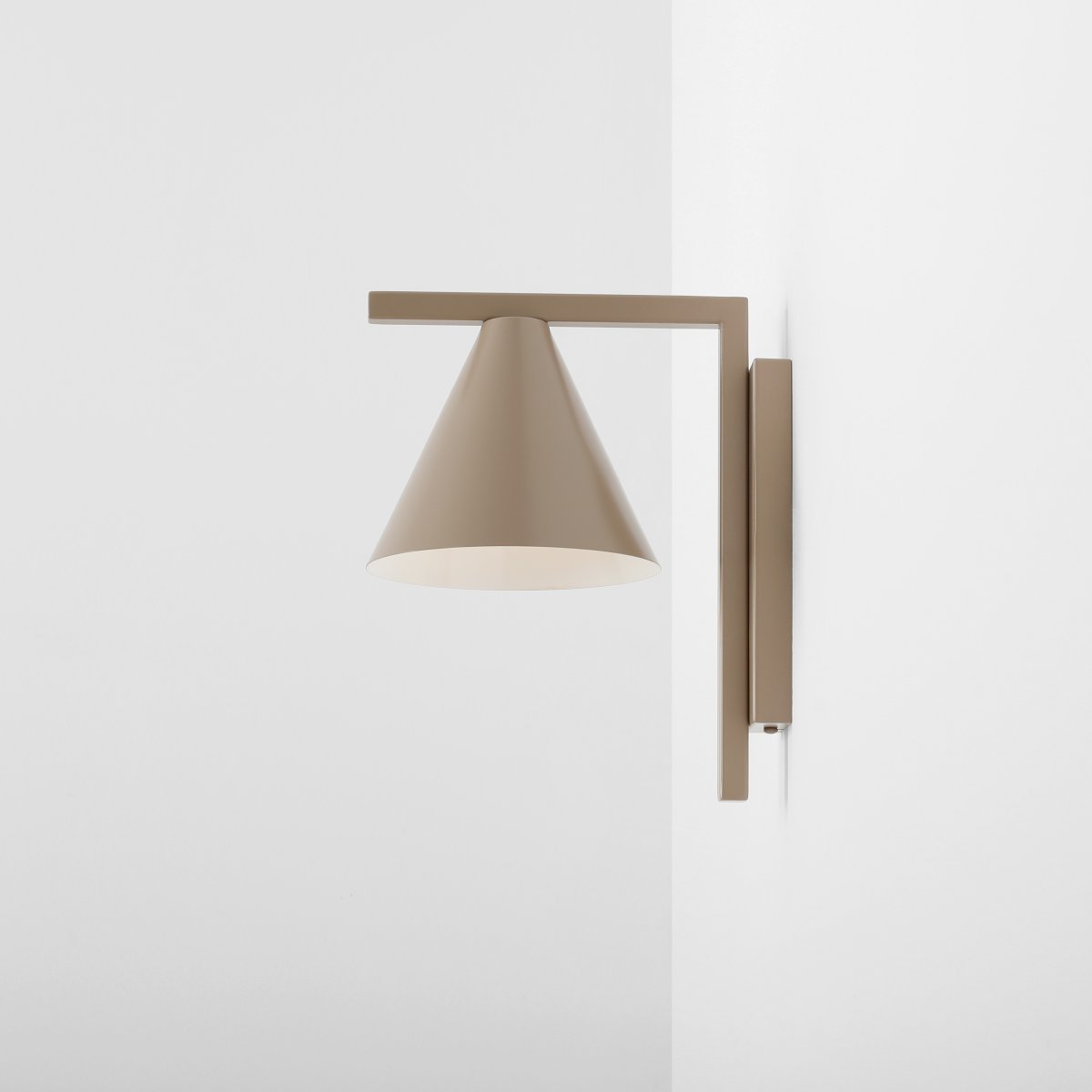 Form 23cm Beige seinävalaisin valmistajalta Artera - T&auml;m&auml; minimalistinen sein&auml;valaisin ja sen elegantti kartiomainen varjostin l&auml;mpim&auml;ss&auml; beigen s&auml;vyss&auml; on t&auml;ydellinen valinta niille, jotka haluavat tyylikk&auml;&auml;n ja modernin ilmeen kotiinsa.