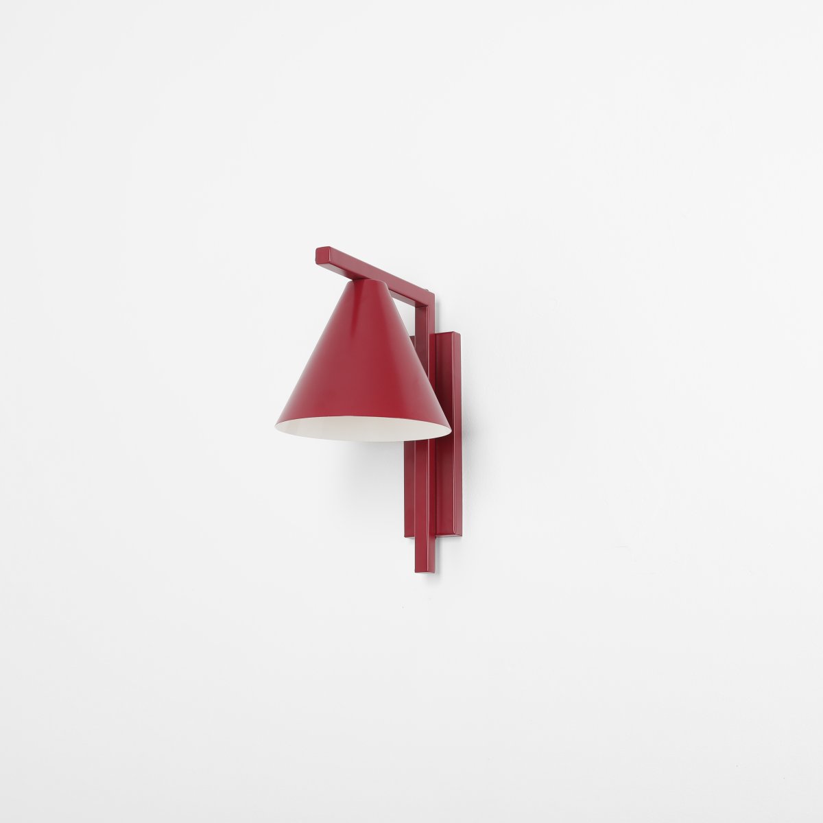 Form 23cm Burgundia seinävalaisin valmistajalta Artera - T&auml;m&auml; minimalistinen sein&auml;valaisin ja sen elegantti kartiomainen varjostin viininpunaisessa s&auml;vyss&auml; on t&auml;ydellinen valinta niille teist&auml;, jotka haluavat tyylikk&auml;&auml;n ja modernin ilmeen kotiisi.