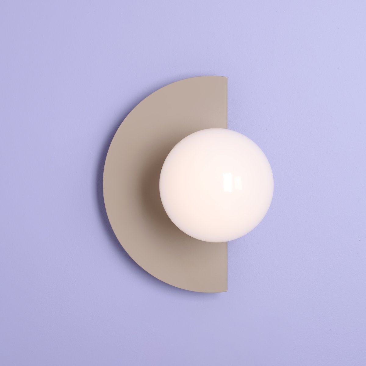 Loop 28cm Beige seinävalaisin valmistajalta Artera - T&auml;ss&auml; modernissa sein&auml;valaisimessa yhdistyy yksinkertainen geometria ja tyylik&auml;s muotoilu luoden ainutlaatuisen ja katseenvangitsijan design-elementin.