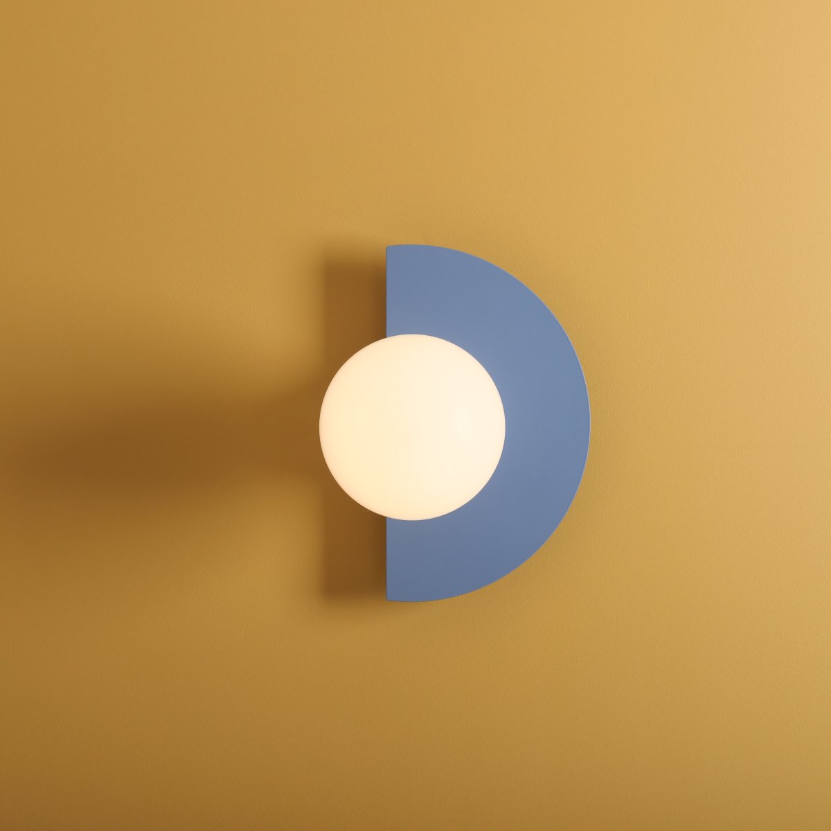 Loop 28cm Sininen seinävalaisin valmistajalta Artera - Tässä modernissa seinävalaisimessa yhdistyy yksinkertainen geometria ja tyylikäs muotoilu luoden ainutlaatuisen ja katseenvangitsijan design-elementin.