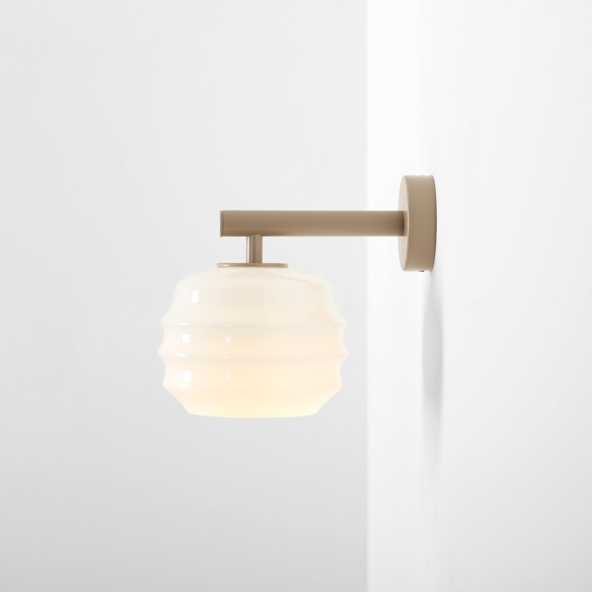 Puff 23cm Beige seinävalaisin valmistajalta Artera - Puff on ihastuttava seinävalaisin, joka yhdistää pehmeät muodot moderniin ja tyylikkääseen muotoiluun.