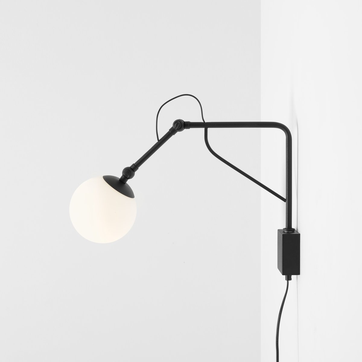 Soho 50cm Musta seinävalaisin valmistajalta Artera - Valaisimessa on tyylikäs mattamusta metallirunko ja opaalipallo, joka levittää pehmeää, lämmintä valoa ja luo kutsuvan tunnelman mihin tahansa huoneeseen.