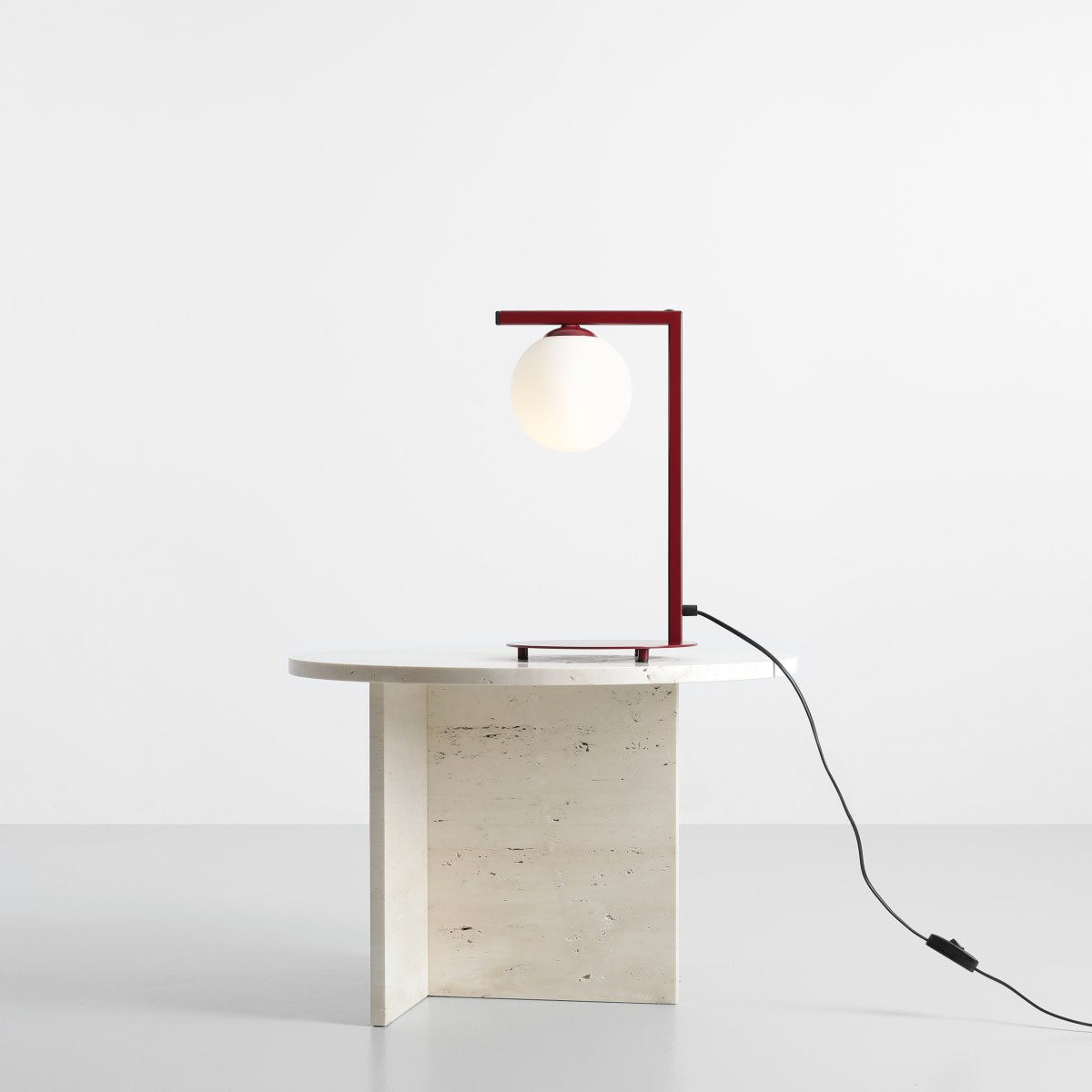 Zac 50cm Burgundia pöytävalaisin valmistajalta Artera - Zac-pöytävalaisimessa viininpunaista metallia ja valkoista lasia on moderni ja minimalistinen muotoilu, jossa yhdistyy eleganssi ja toiminnallisuus.