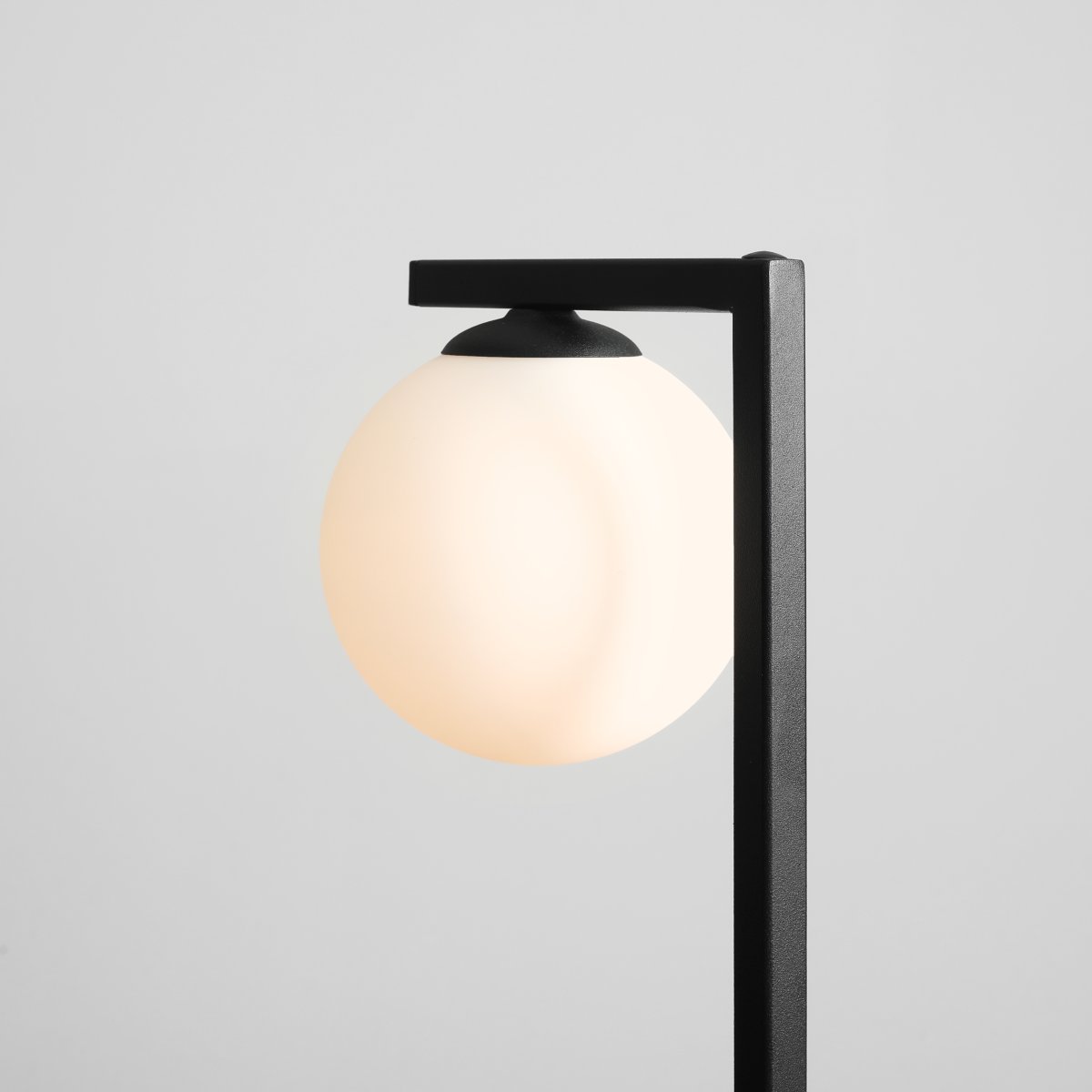 Zac 50cm Musta pöytävalaisin valmistajalta Artera - Musta metallista ja valkoisesta lasista valmistettu Zac-pöytävalaisin on moderni ja minimalistinen muotoilu, jossa yhdistyy eleganssi ja toiminnallisuus.