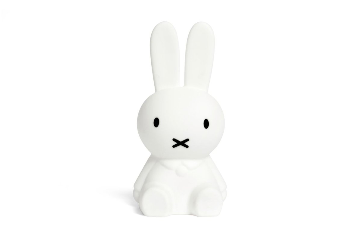 Bundle of Light - Miffy Mini Valkoinen lasten valaisin valmistajalta Mr Maria - Lis&auml;&auml; valoa ja iloa p&auml;iv&auml;&auml;si ja kotiisi t&auml;ll&auml; vieh&auml;tt&auml;v&auml;ll&auml; Miffy-lampulla.