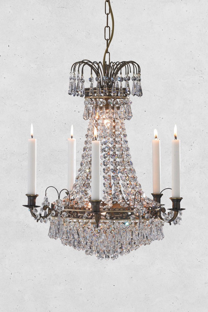 Läckö Ø45 Antiikki kristalli valmistajalta Markslöjd - Nuule&ouml; on vintage kristallikruunu kauniilla yksityiskohdilla ja rungolla antiikkiväristä metallia.